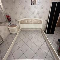 Letto matrimoniale in legno con testiera imbottita
