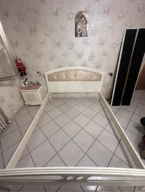 Letto matrimoniale in legno con testiera imbottita