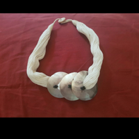Collana con torcion in cotone e conchiglie vere