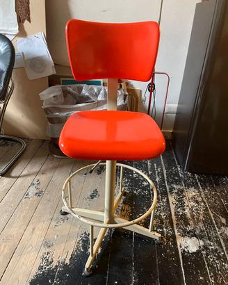 SGABELLO INDUSTRIALE GIREVOLE ROSSO ANNI 60-70