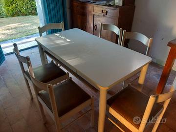Tavolo vintage da cucina con tagliere e sedie