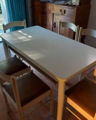 Tavolo vintage da cucina con tagliere e sedie