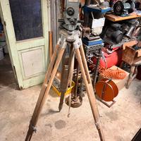 Misuratore con treppiedi in legno