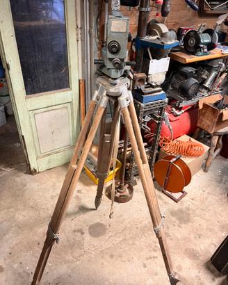 Misuratore con treppiedi in legno