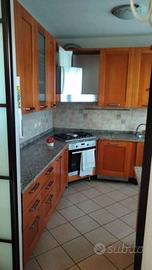 Cucina angolare in ciliegio