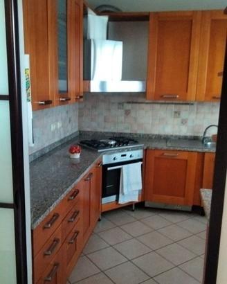 Cucina angolare in ciliegio
