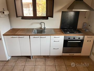 Cucina Lineare IKEA con Top in Legno