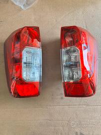 fanali posteriori nissan navara 2015