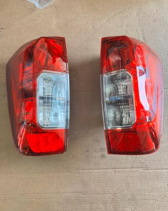 fanali posteriori nissan navara 2015