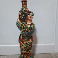 Bottiglia in vetro a forma di donna dipinta artigi