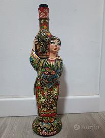 Bottiglia in vetro a forma di donna dipinta artigi