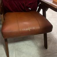 2 poltrone in legno e similpelle marrone – vintage