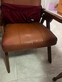 2 poltrone in legno e similpelle marrone – vintage