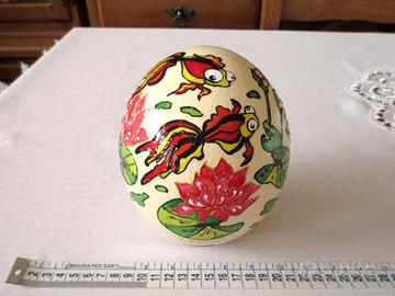 Uovo di Struzzo decorato. Dipinto a mano. H 14,5cm