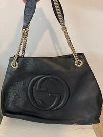 Gucci – borsa nera con logo GG in pelle