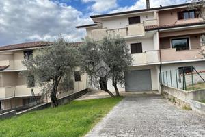 VILLA A SCHIERA A MONTE SAN GIOVANNI CAMPANO