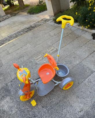triciclo con comando maniglia per passeggiata