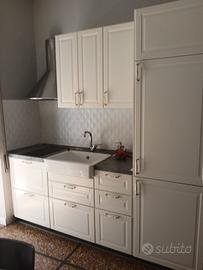 Cucina compatta con elettrodomestici