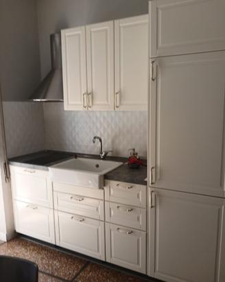 Cucina compatta con elettrodomestici