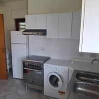 Cucina con elettrodomestici