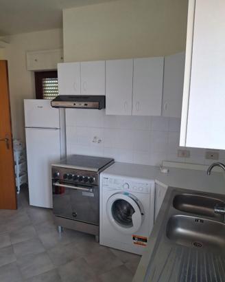 Cucina con elettrodomestici