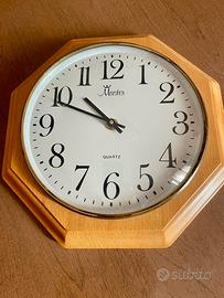 Orologio a muro con cornice in legno