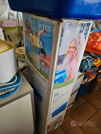 piscina con accessori