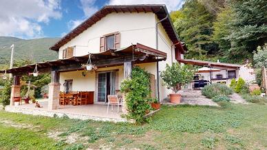 Rustico / Casale di 220 m² con più di 5 locali a G
