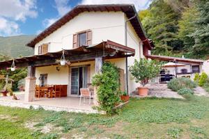Rustico / Casale di 220 m² con più di 5 locali a G