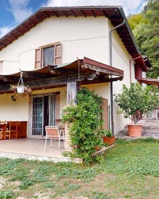 Rustico / Casale di 220 m² con più di 5 locali a G