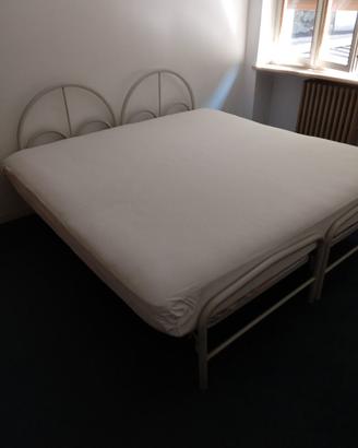 Letto con materasso matrimoniale e 2 reti singole 