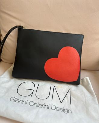 Pochette di design nera con cuore rosso