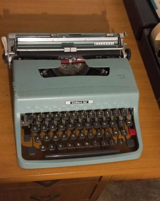 Macchina da scrivere Olivetti "Lettera 32"
