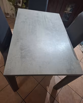   tavolo grigio effetto  cemento 