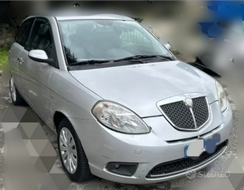 Lancia ypsilon si vende/2800.00 trattabili