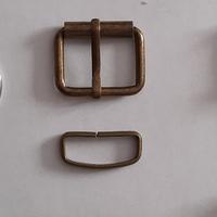 Stock fibbie, cursori e anelle in ottone invecchia