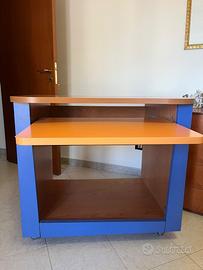Scrivania mobile con ripiano estraibile e ruote