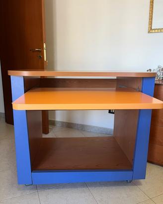 Scrivania mobile con ripiano estraibile e ruote