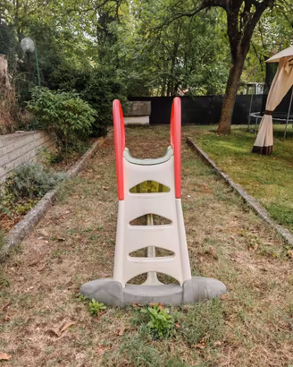 Casetta, scivolo e altalena