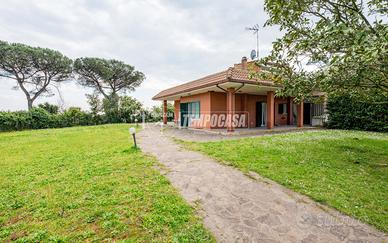 Villa Trifamiliare a Roma Via Superga 8 locali