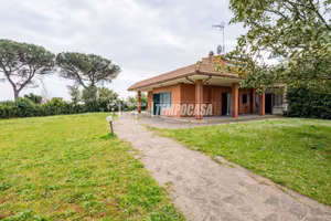 Villa Trifamiliare a Roma Via Superga 8 locali
