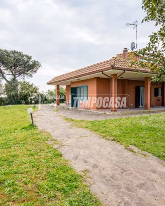 Villa Trifamiliare a Roma Via Superga 8 locali