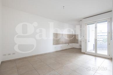 Attico 70 Mq Soleggiato Terrazze P.Auto+Cantina