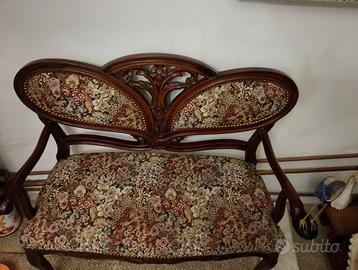 Divanetto e sedie in stile francese