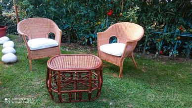 poltrone e tavolo in vimini da giardino 