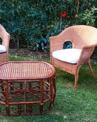 poltrone e tavolo in vimini da giardino 