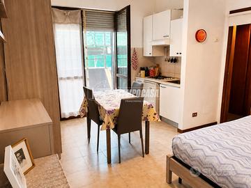 MONOLOCALE CON BALCONE E BASSE SPESE IN ZONA LAGHE