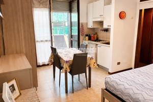 MONOLOCALE CON BALCONE E BASSE SPESE IN ZONA LAGHE