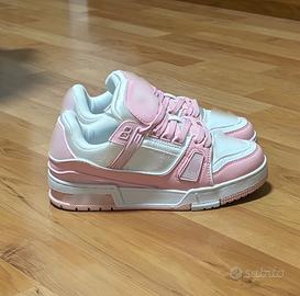 scarpe rosa e bianche