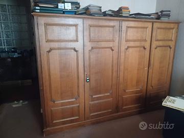 Armadio di legno fatto a mano. Anni ottanta